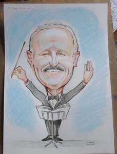 шаржист рисует на корпоративе 8 Марта тамаду-дирижера мероприятия шарж на заказ по фото в Калининграде